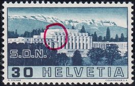 212.2.** dunkelblauer Vertikalstrich vor 1. Säule Mittelbau