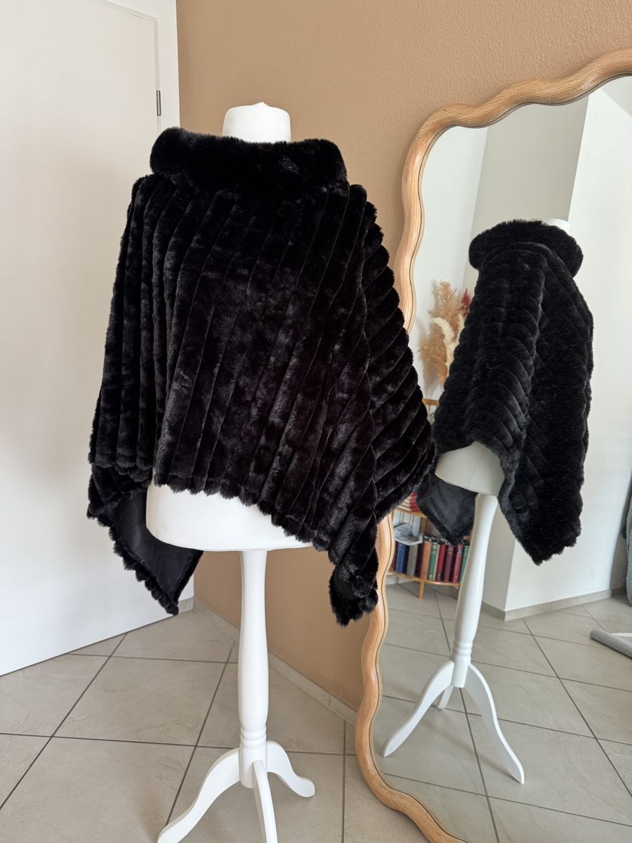 Altro in Moda donna: Wunderschönes, warmes Winter-Cape mit Kapuze, Schwarz – Nuovo (secondo la descrizione) da Muttenz venduto da einfach-schoen