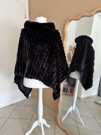 Wunderschönes, warmes Winter-Cape mit Kapuze, Schwarz