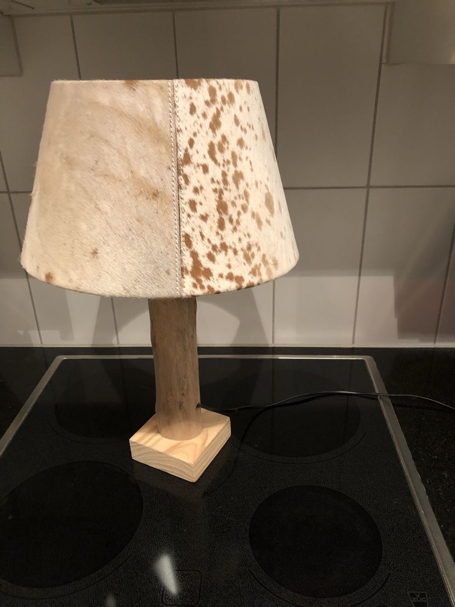 Lampade: Tischlampe mit Kuhfell – Usato da Muttenz venduto da Salina5 4