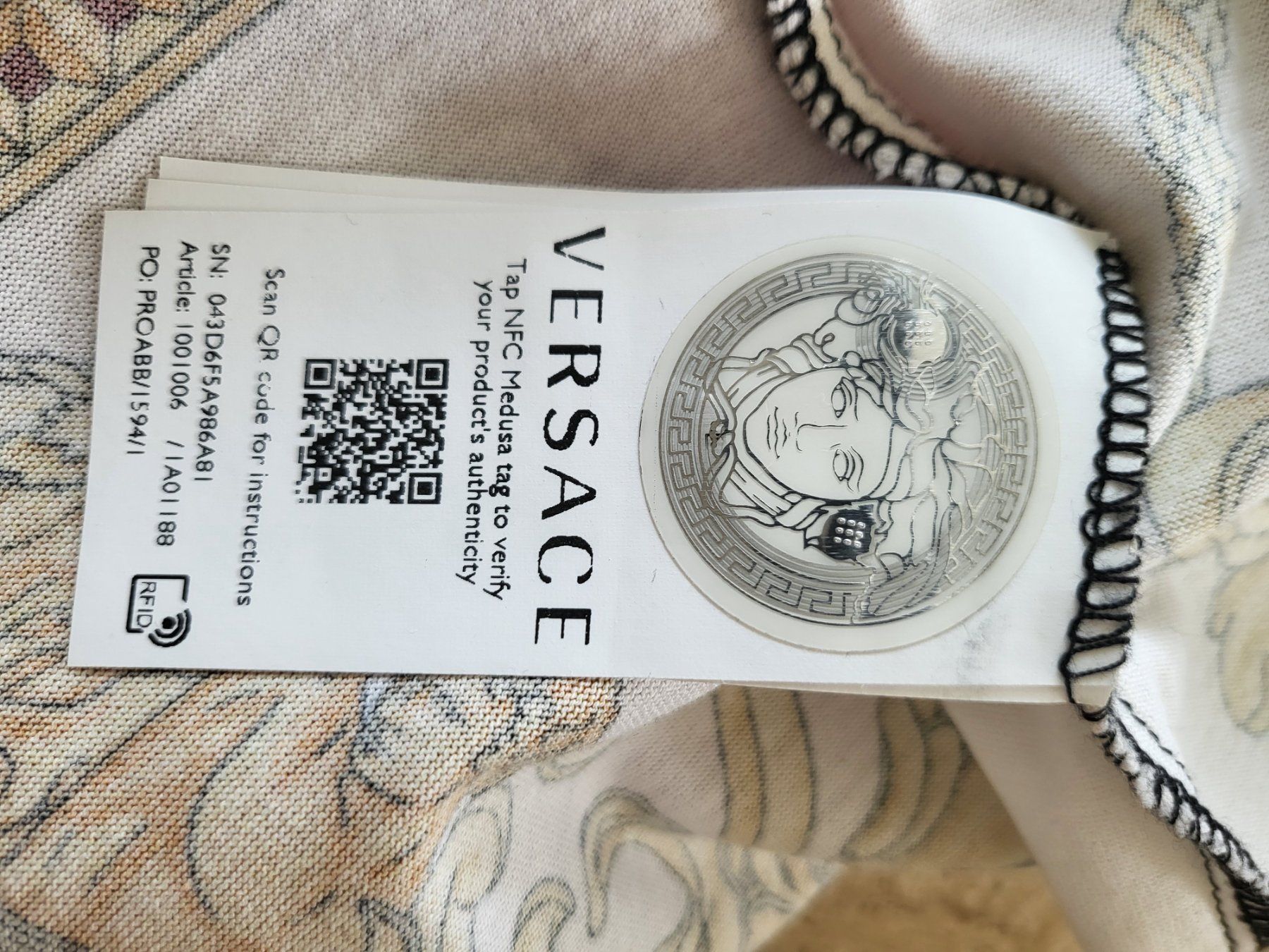 Versace T-shirt: T-shirt Versace – Nuovo e nell'imballaggio originale da Massagno venduto da car_fj8m 3