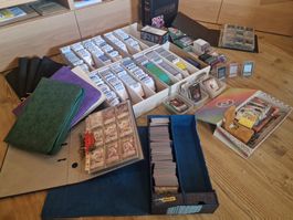 Grosse Kartensammlung mit Zubehör und Spielmatten