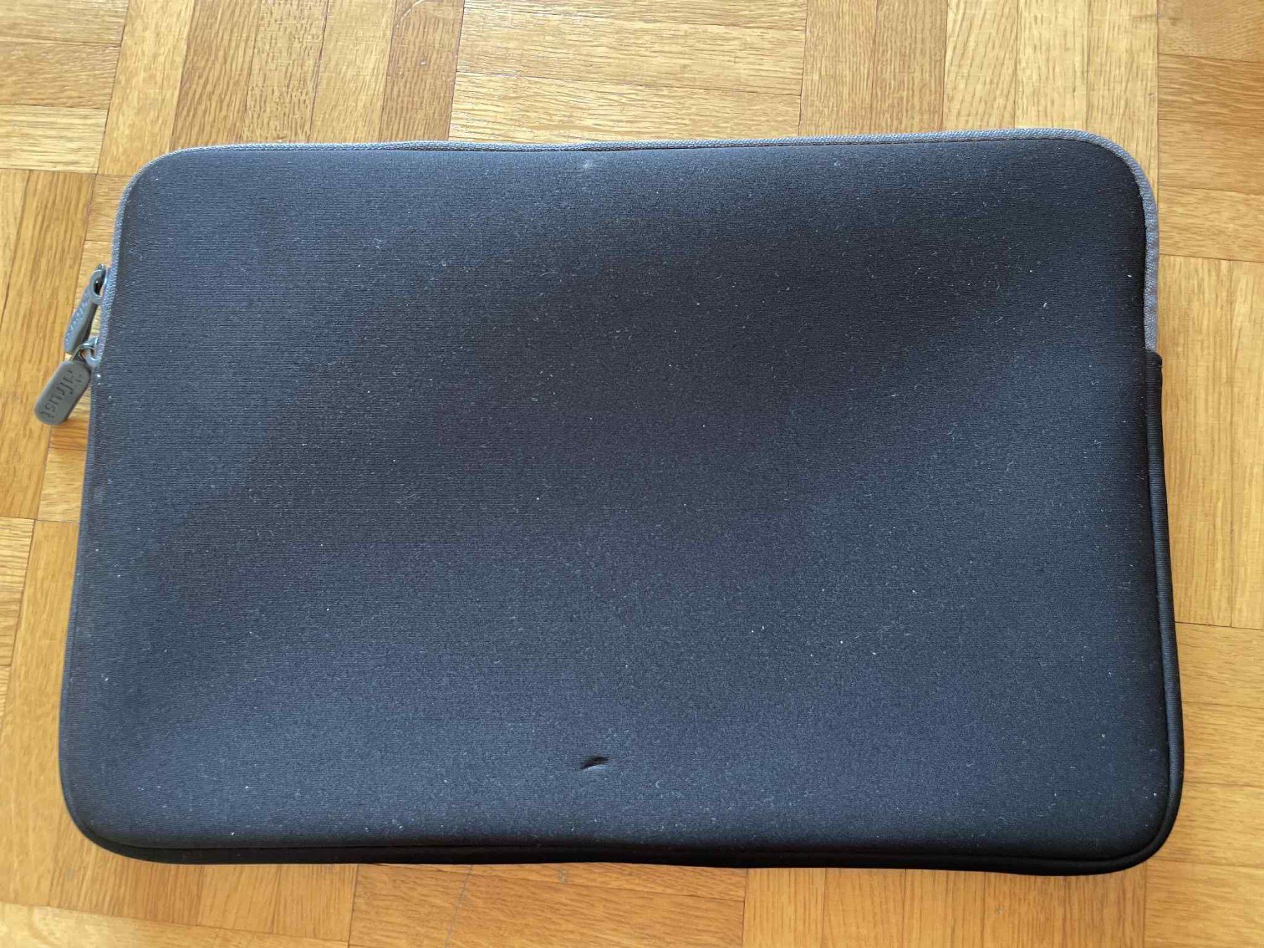 Covers & Borse: 13-inch black laptop case – Usato da Zürich venduto da mei_wvq7 1