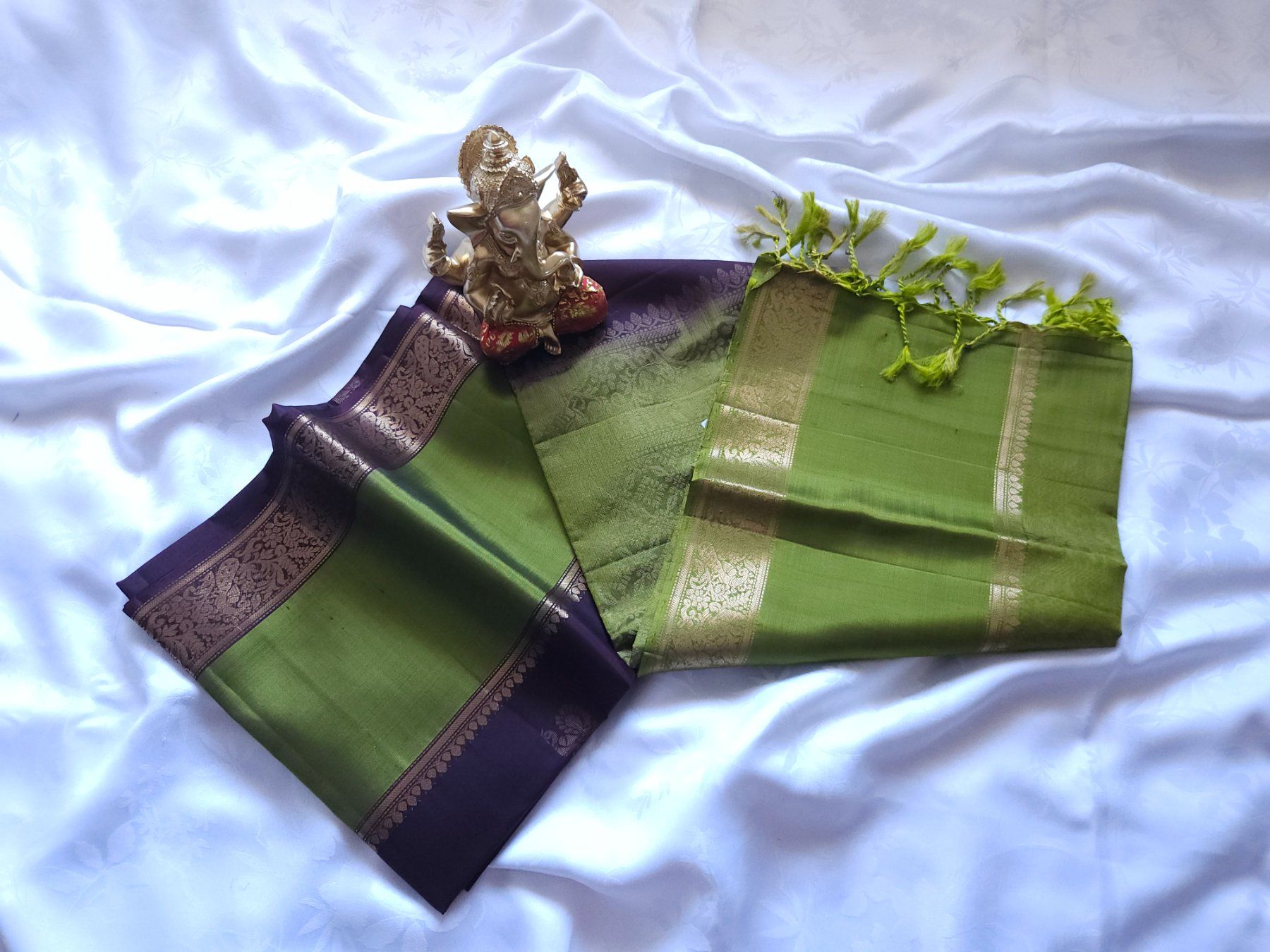 Vestiti: Pure soft silk saree green and maroon NEW – Nuovo e nell'imballaggio originale da Les Acacias venduto da minnie6 1