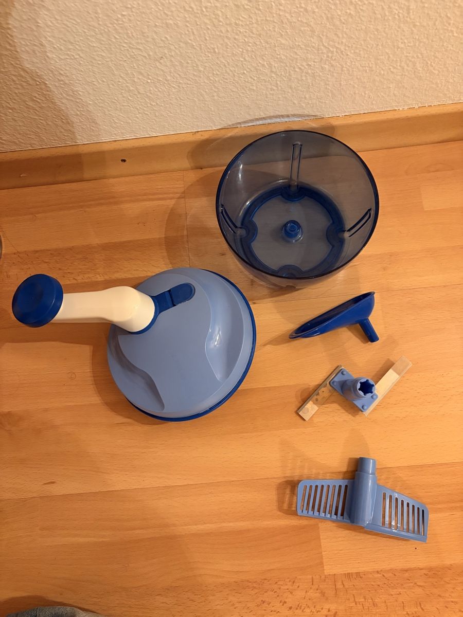 Tupperware Elettrodomestici da cucina: Tupperware Multi-Chef manueller Zerkleinerer blau gut – Usato da Aarau venduto da Dotti3 2