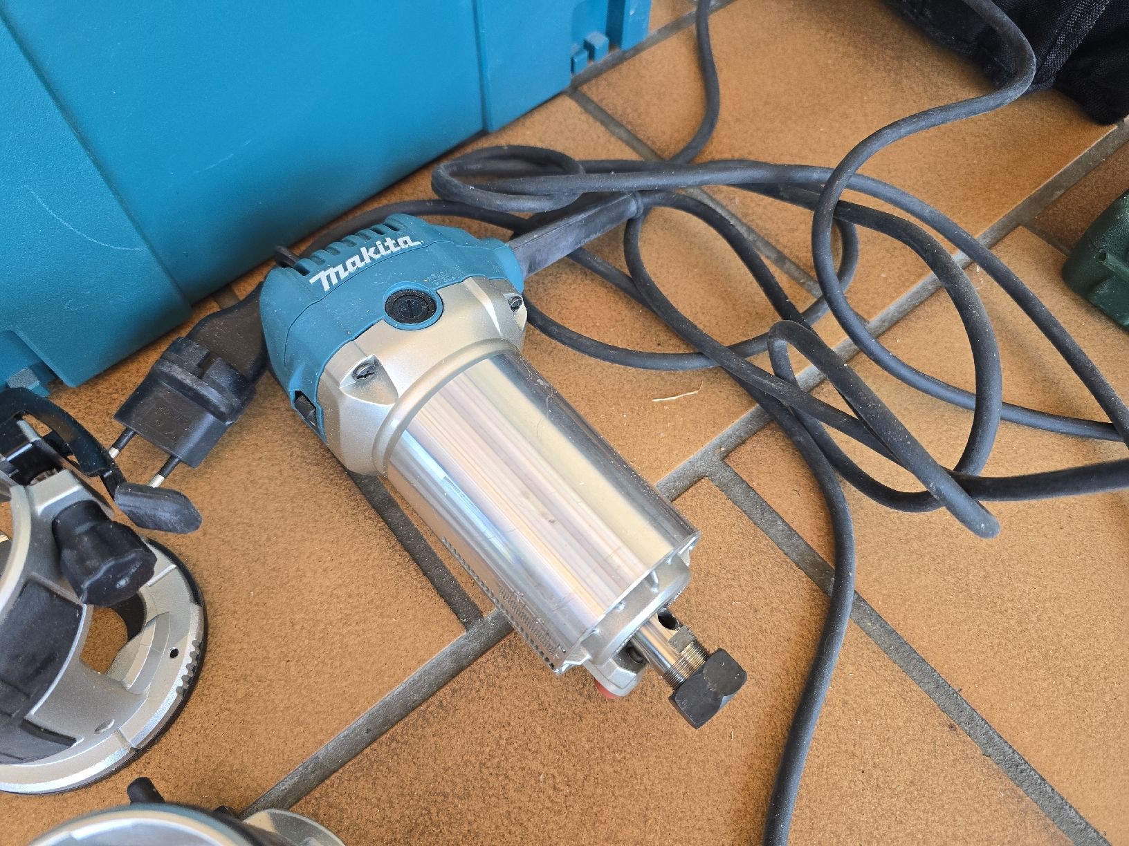 Makita Tutti gli attrezzi: Makita RT0700CX2J compact router set – Usato da Vevey venduto da Jys 5