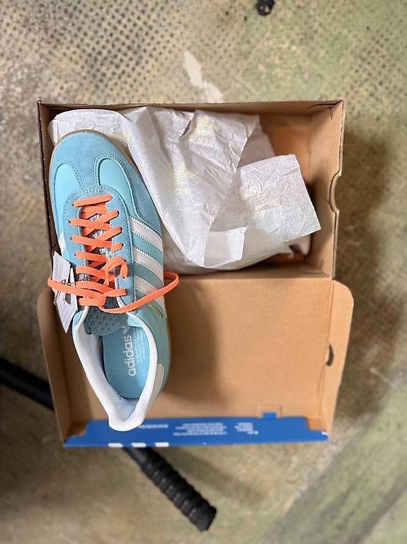 Adidas Herrenschuhe: Adidas neuve taille 43 – Neu und originalverpackt aus Lausanne von Mr_Solo