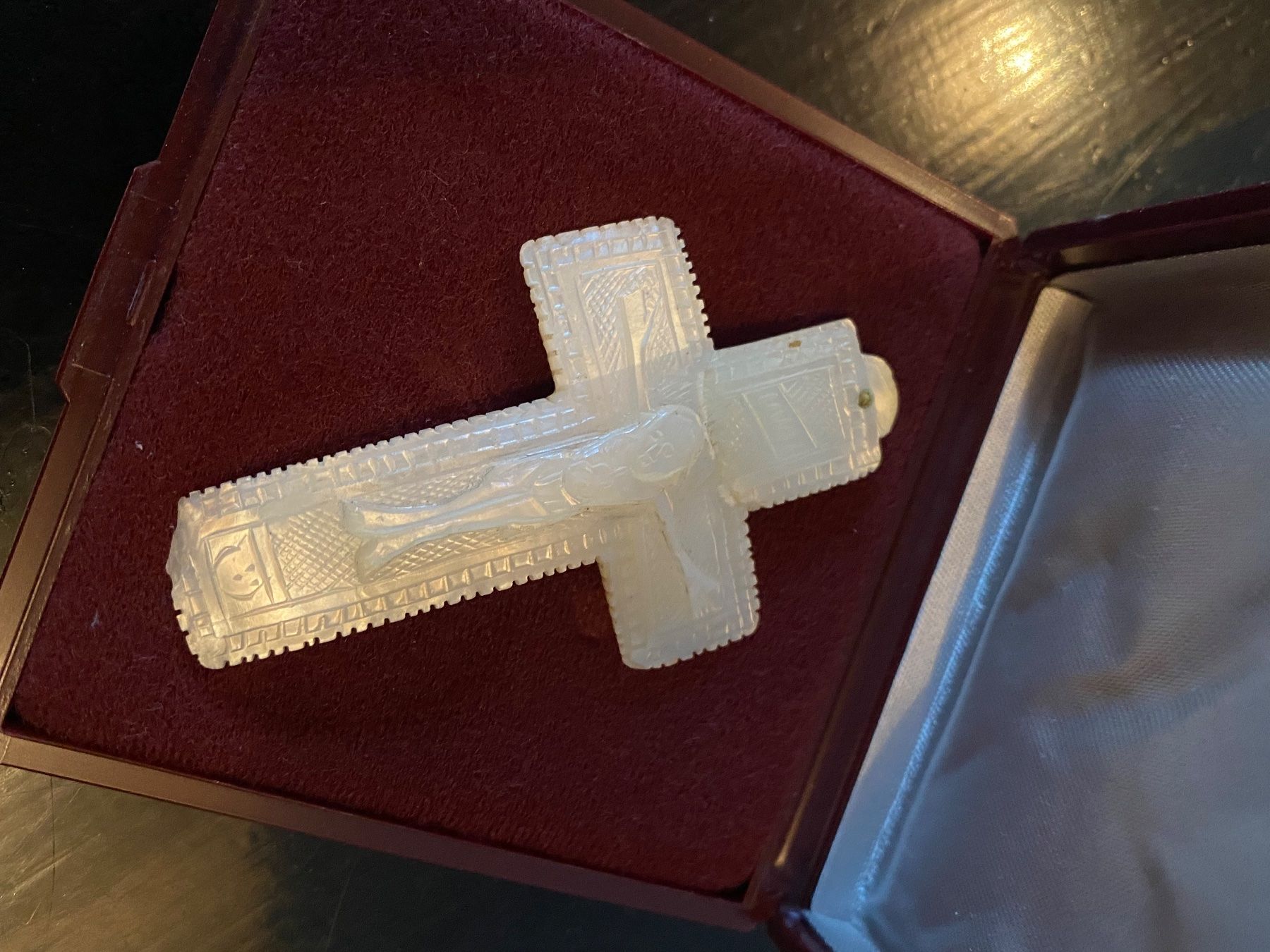 Sculture & Statue: Perlmutt-Kreuz handgeschnitzt – Usato da Lüchingen venduto da LIDB 2