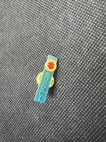 Suzuki Anstecker mit Logo und Schriftzug