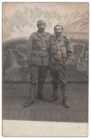 Zwei Soldaten vor Bildtapete, Koppelschlossgürtel um 1910-15
