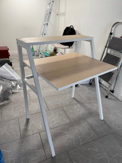 Ikea Bureaux: Tisch mit Metallgestell – D'occasion à Bern par shtafin