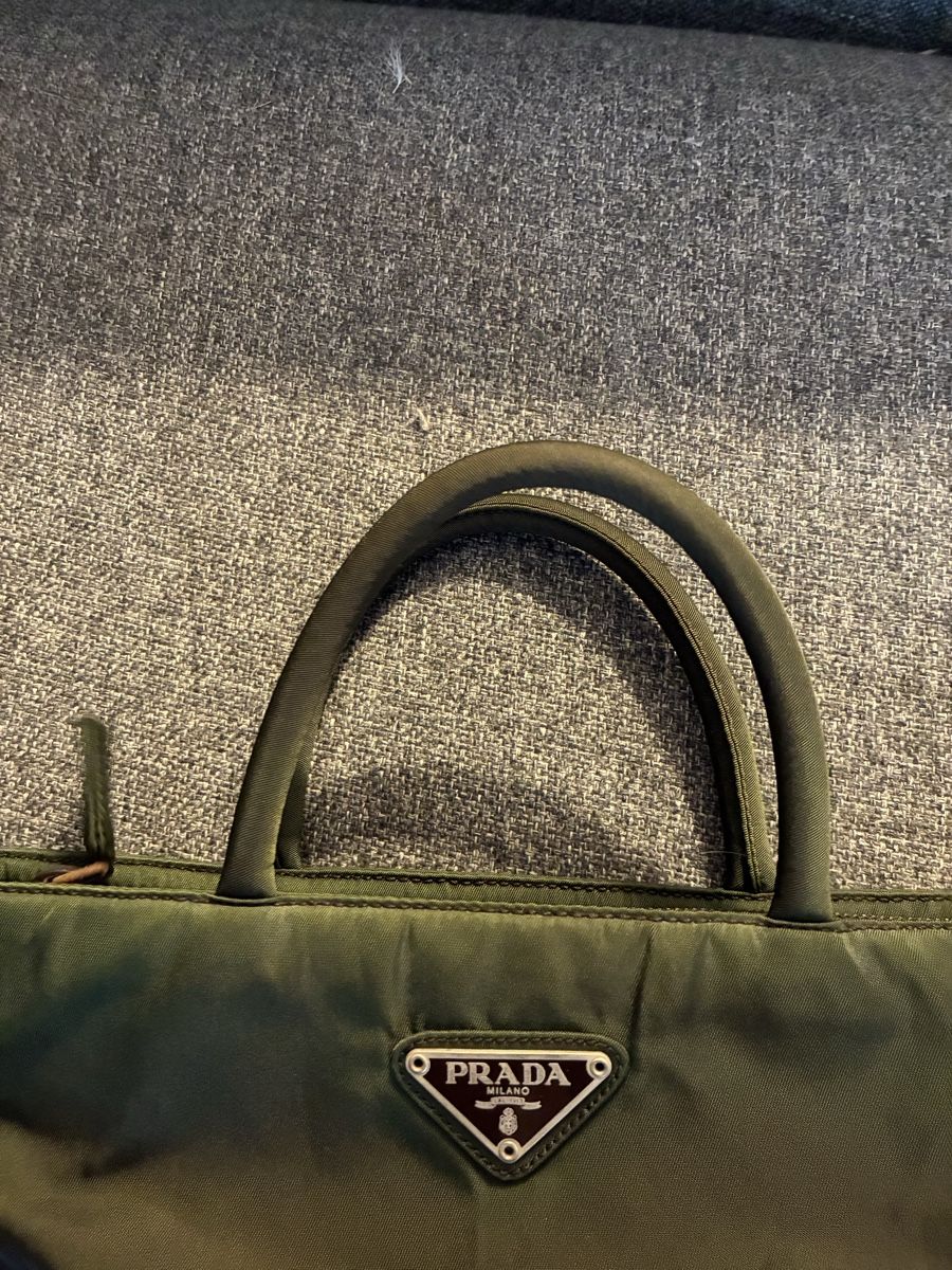 Prada Borse da donna: Sac à main Prada mini triangle en toile kaki  – Usato da Lausanne venduto da Titivintage 8