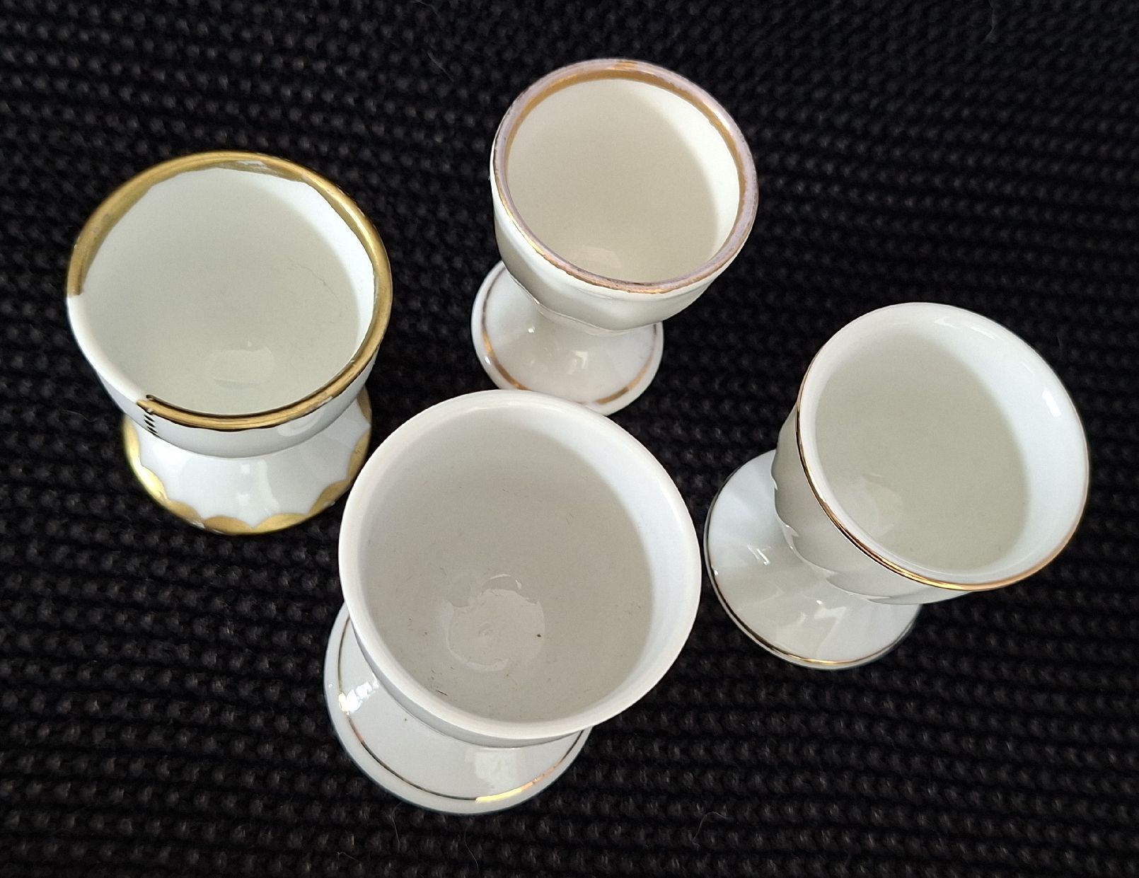 Altre Stoviglie: 4 weisse Eierbecher mit goldenem Rand  – Usato da Dietikon venduto da Magi2 2