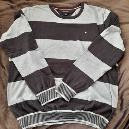 Pull Tommy Hilfiger rayé XXL, parfait pour l'hiver !