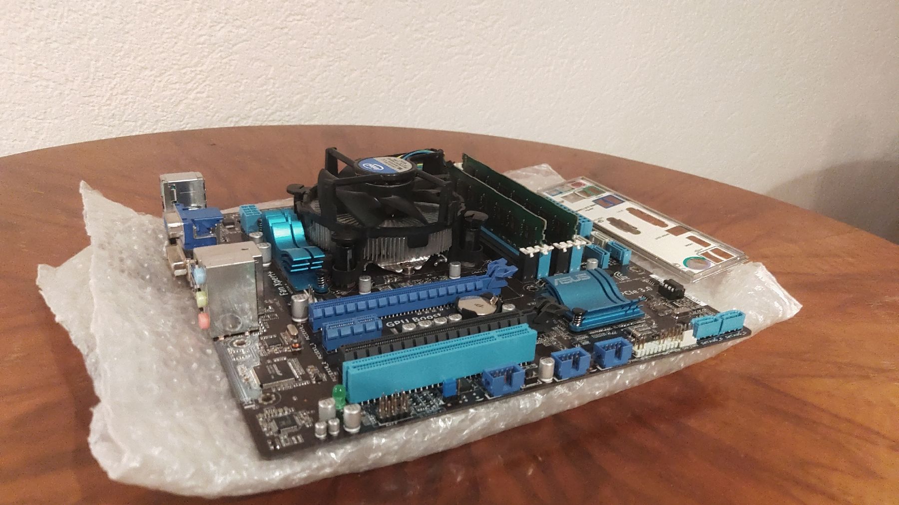 Asus Schede madri: ASUS P8Z77-M + Intel CPU + 16 GB DDR3 RAM + Boxed CPU-Kühler – Usato da Röschenz venduto da OlliVenoel