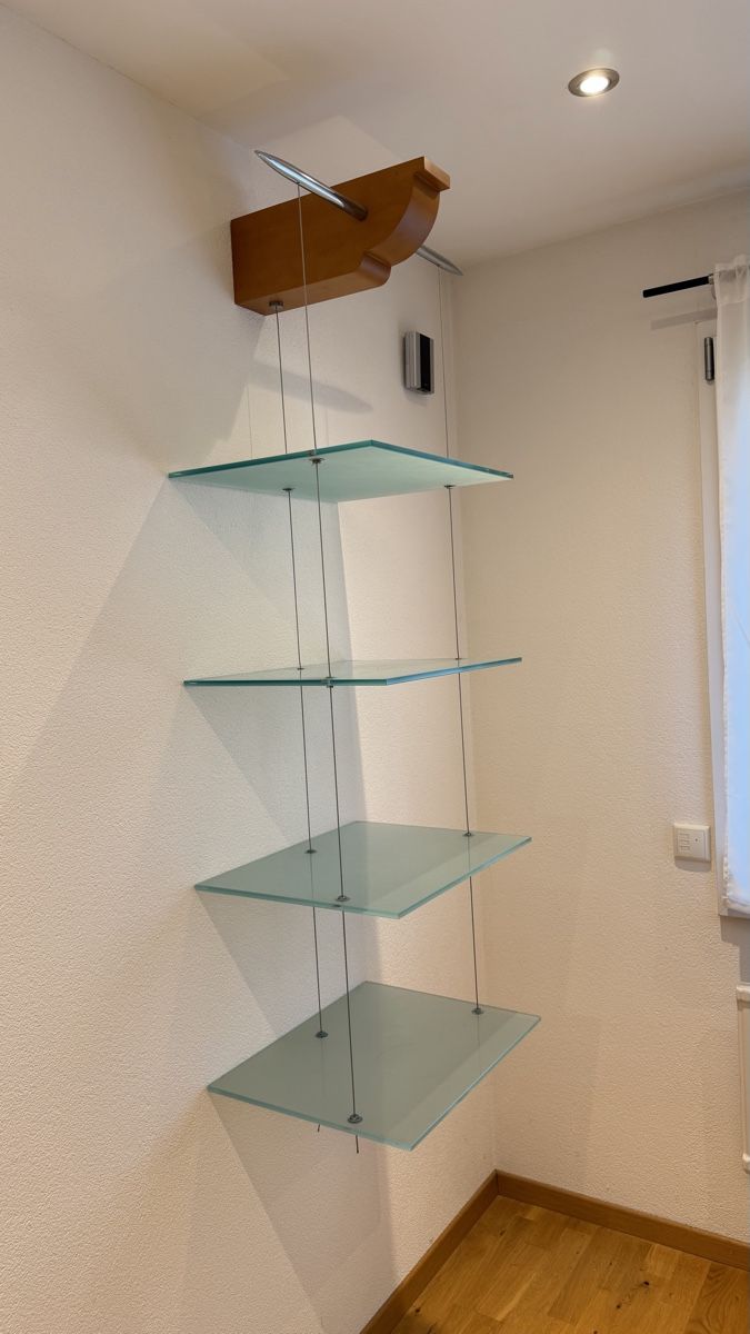 Regale: 2 Wandregale aus Holz und Glas – Gebraucht aus Glarus von Klod 1