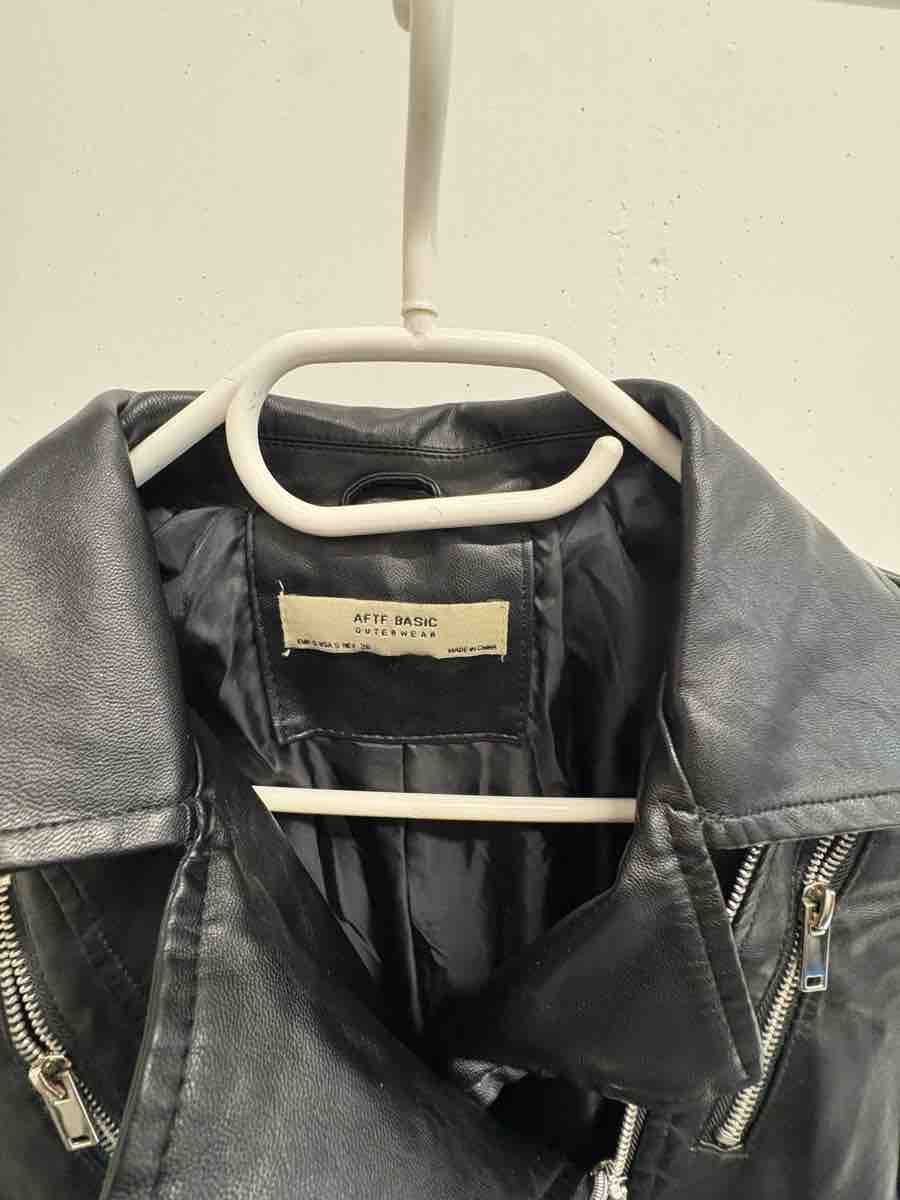 Vestes: Giacca in similpelle AFTE BASIC nera, come nuova – Neuf (Voir description) à Giubiasco par mol_f9mf 1