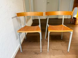 2 Designer Stühle aus Holz und Metall