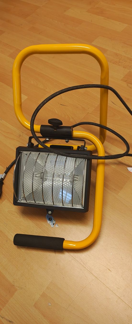 Lampen: Halogen Baustrahler mit Standfuss gelb gebraucht – Gebraucht aus Mellingen von wattana 1