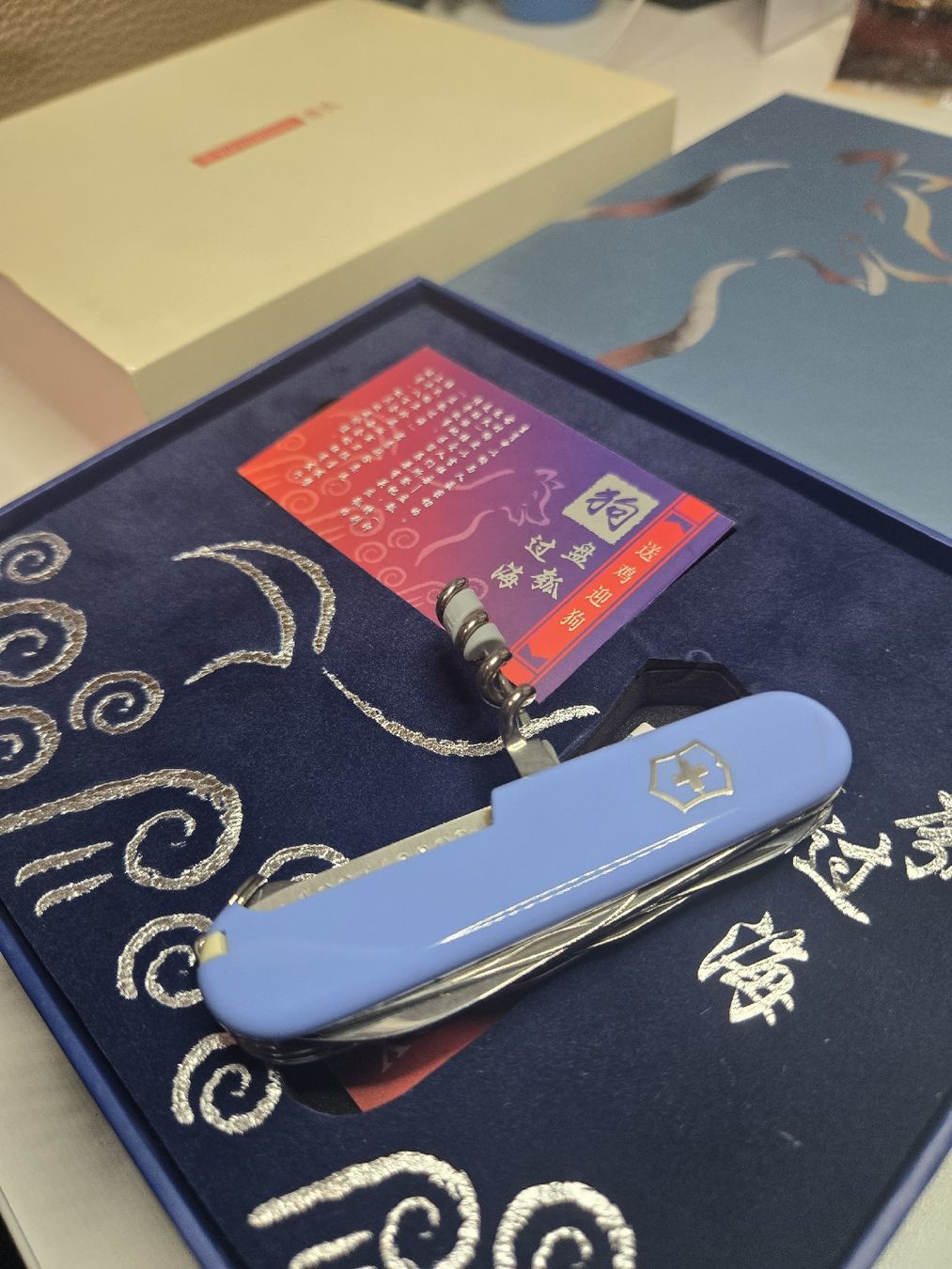 Victorinox Taschenmesser: Year of the dog 2006 – Neu (gemäss Beschreibung) aus Luzern von Nini_862 1