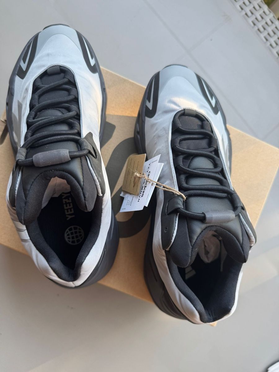 Adidas Scarpe da uomo: Yeezy 700 MNVN Metallic - New – Nuovo e nell'imballaggio originale da Luzern venduto da gil_9mdl 2