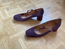 Lederpumps mit Riemchen. Bordeauxrot. 