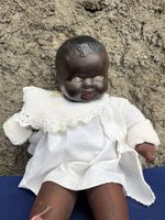 Puppe antik dunkelhäutig weiss Kleidung guter Zustand