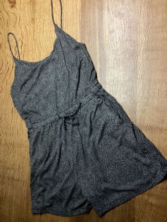 H&M JUMPSUIT GR.S schwarz, feine weiße Pkt. kurzer Jumpsuit