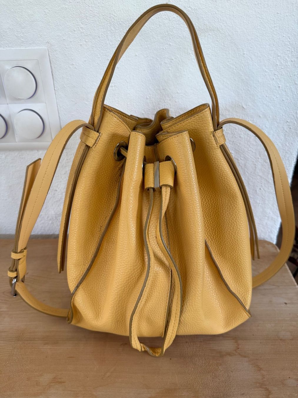 Zara Borse da donna: Sac à main boule jaune ZARA – Usato da Prez-vers-Siviriez venduto da mar_n29z