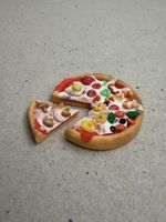 Miniatur Pizza Dekoobjekt aus Modelliermasse handgefertig
