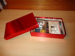 *** Grosse Box mit vielen Nähutensilien & Knöpfen usw. ***