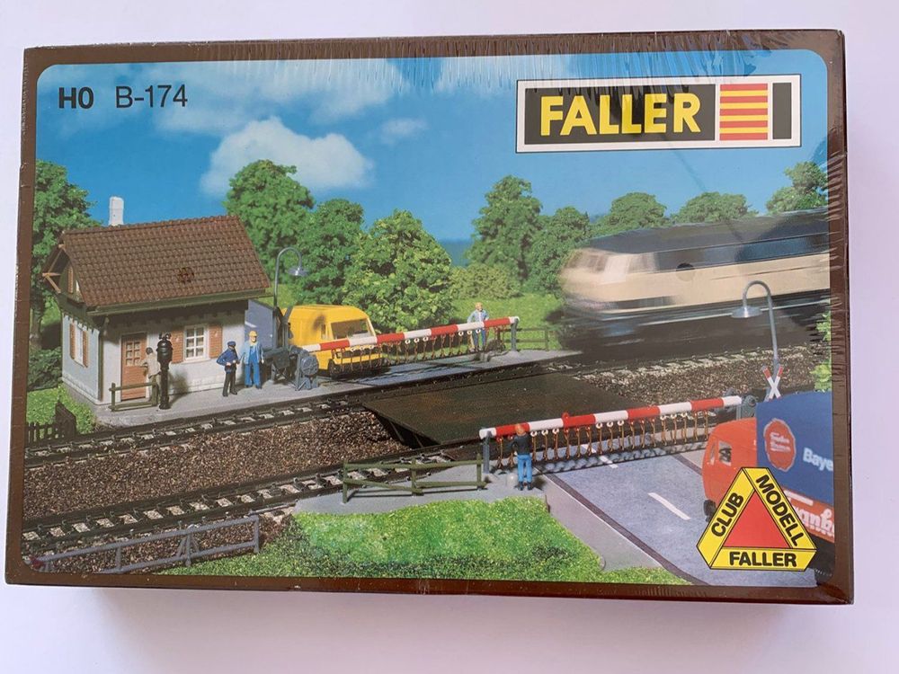 FALLER 120171 – Beschrankter Bahnübergang H0, Mit Blinklicht & Sensor, Mikroprozessorgesteuert