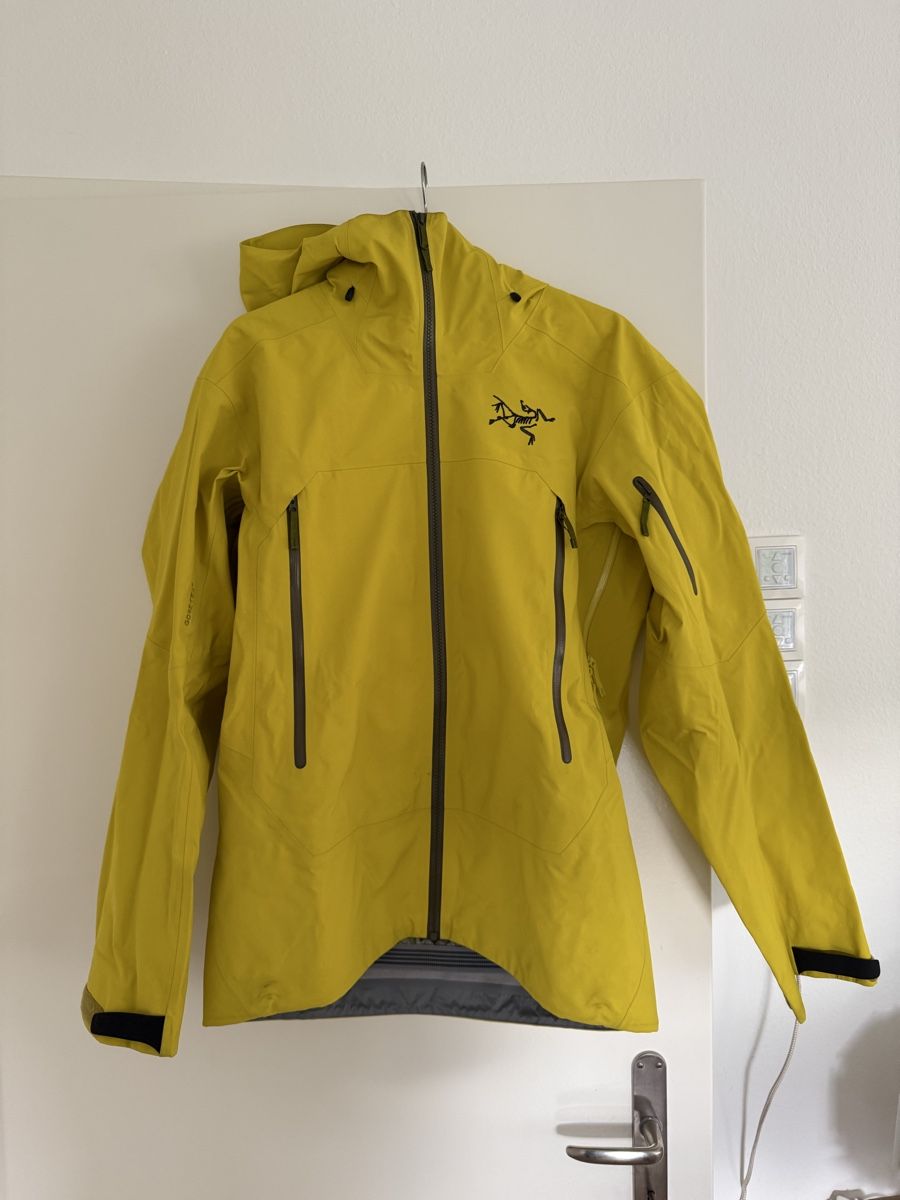 Arcteryx Giacche: Arc’teryx Sabre Gore-Tex Lampyre jacket – Usato da Zürich venduto da yoyo0013