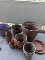 Lot de pots de fleurs en terre cuite et plastique