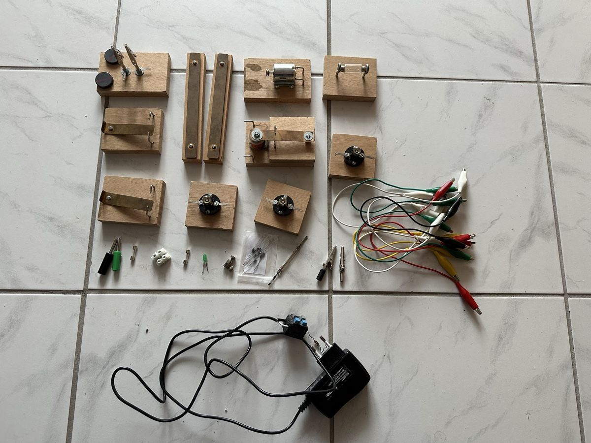 Spielzeuge: Der kleine Elektrotechniker – Gebraucht aus Oberengstringen von Affeier0