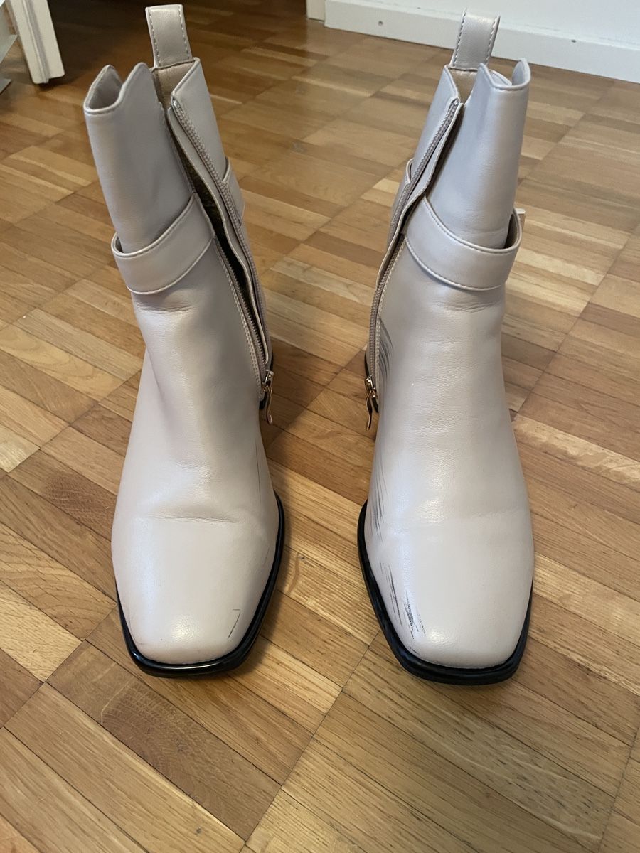 Laura Biagiotti Scarpe da donna: Laura Biagiotti leather Boots Beige Size 38 – Usato da Neuchatel venduto da shi_9fzw