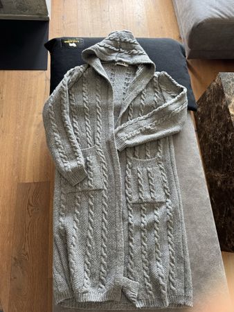 Strickjacke mit KapuzeS/M