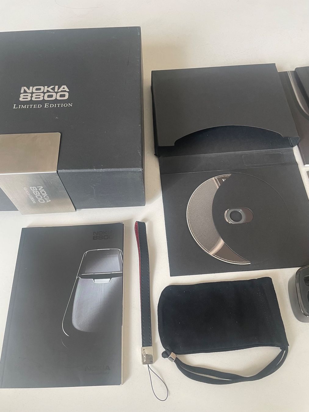 Nokia Telefoni cellulari / Smartphones: Nokia 8800 Sirocco edition - solo accessori – Usato da Minusio venduto da Pink222 1