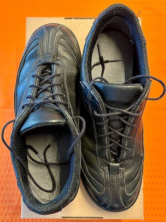 Herrenschuhe: stuco Berufsschuhe Sneaker Grösse 43, Weite 10, schwarz – Gebraucht aus Gelterkinden von NCC1701CH