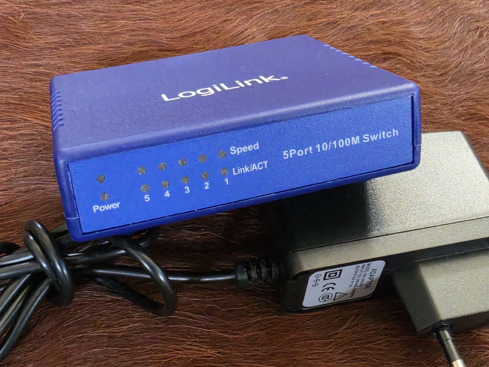 Hub & Switch: LogiLink 5 Port Switch – Usato da Dorf venduto da 2khtar 3