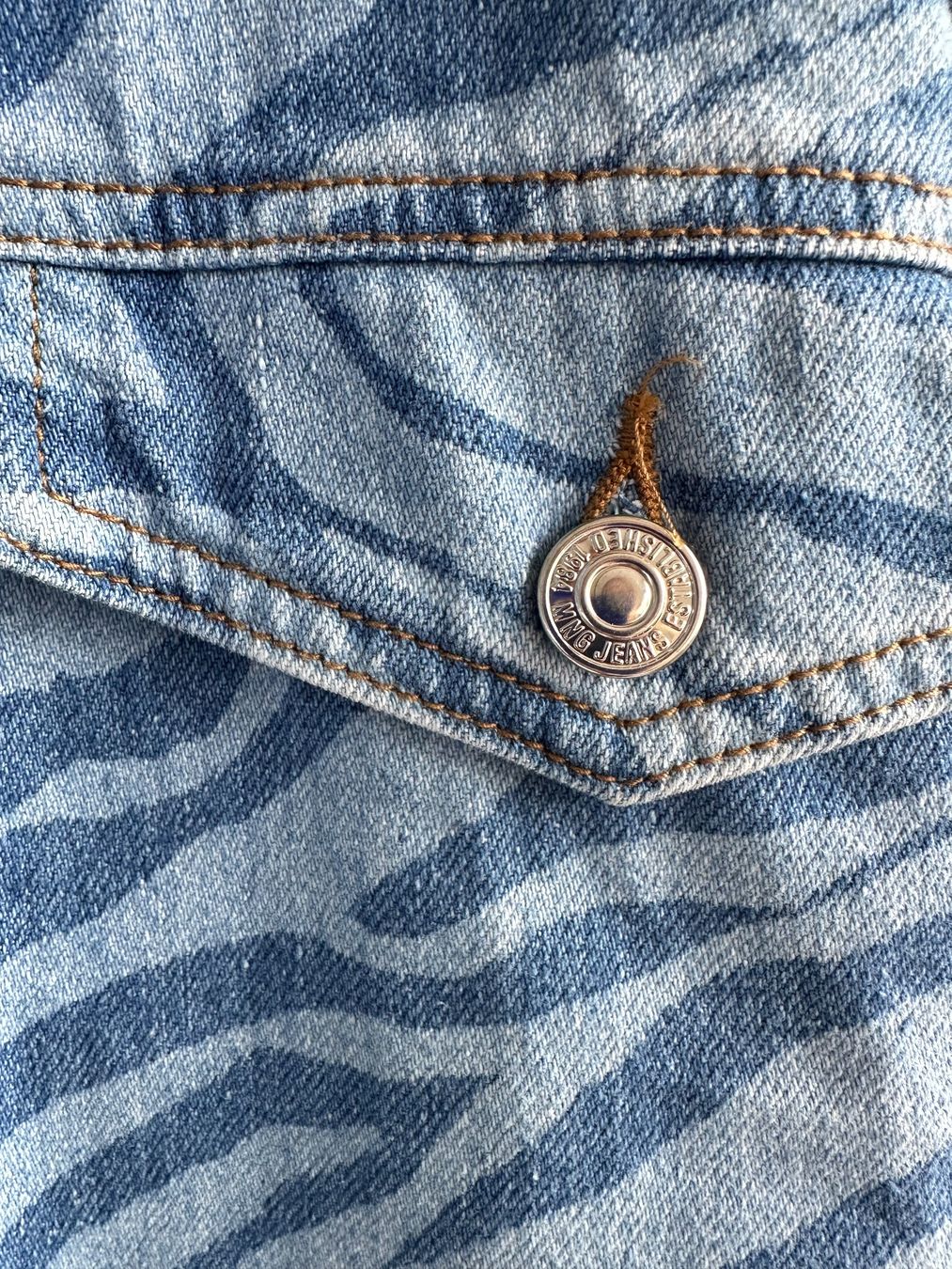 Mango Giacche: Mango Jeansjacke mit Zebra-Print – Gr. S – Usato da Bern venduto da Fraeuleinhonig 1