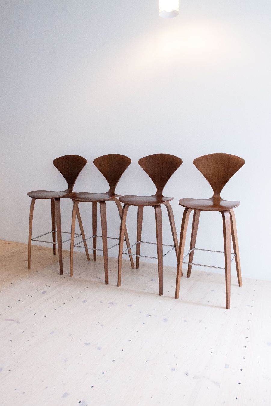 Stühle: Set of 4 Norman Cherner Bar Stools Walnut – Gebraucht aus Zürich von heydaymoebel 7