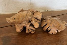 2 grenouilles en bois sculptées à la main