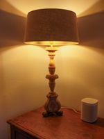 Tischlampe mit Holzfuss und und Schirm im Landhausstil.