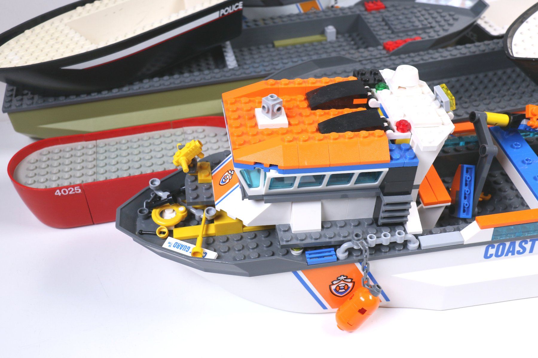 Lego Kit di costruzioni: Diverse Schiffsrümpfe und einige Teile dazu – Usato da Hettlingen venduto da Scholi99 2