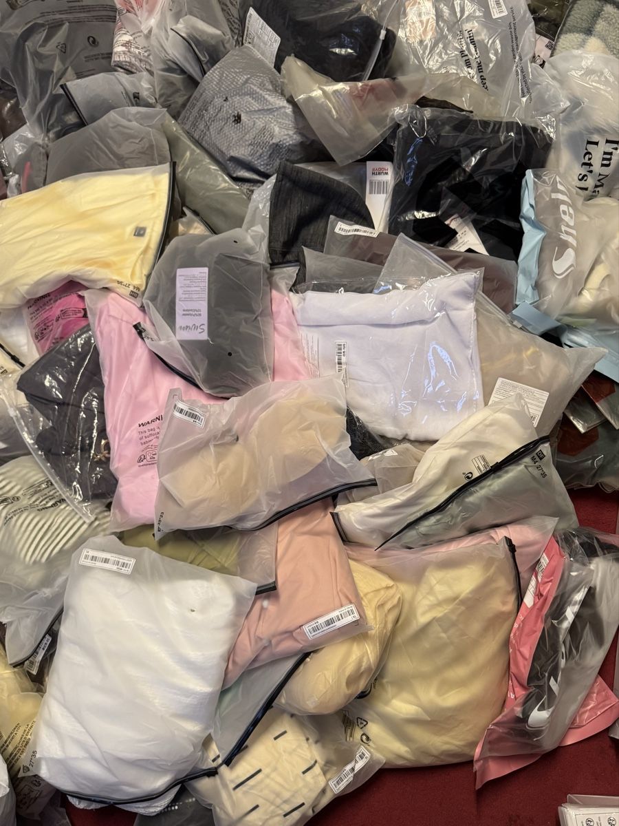 Lotti di vestiti: Lot kleide & Schuhen NEU 191 stk. – Nuovo (secondo la descrizione) da Schlieren venduto da Freundlich02 4