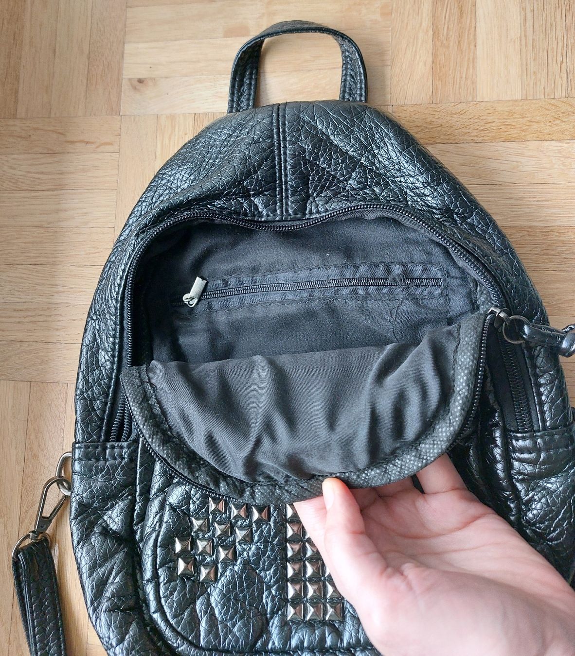 Zaini: Schwarzer Rucksack mit Nieten Deko – Usato da Bern venduto da titaniumsnow 1