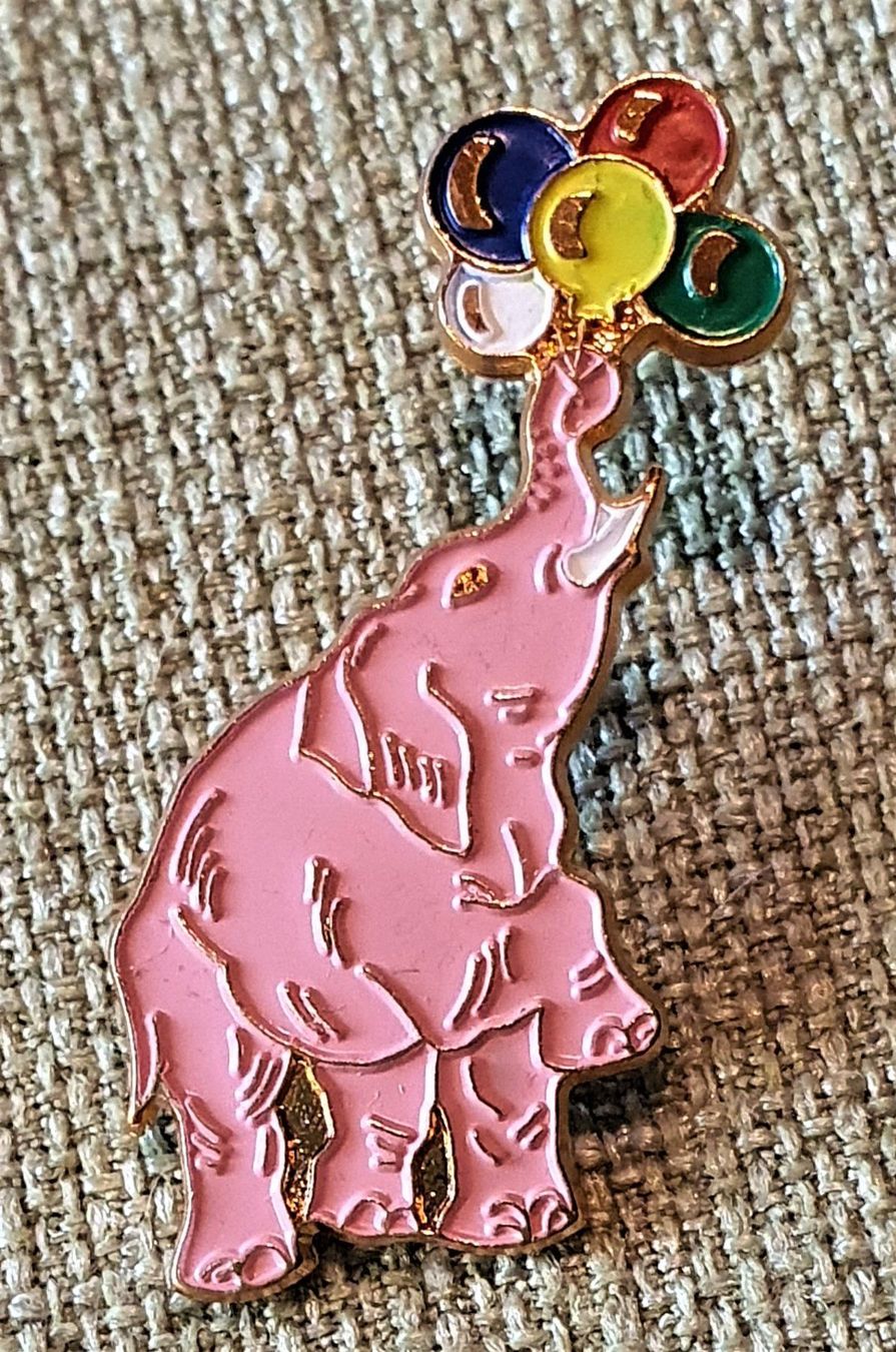 Plaketten & Abzeichen: I687 - Kunst Pin Simone Erni - Circus Elefant – Gebraucht aus Reinach BL von Boston-Verkauf