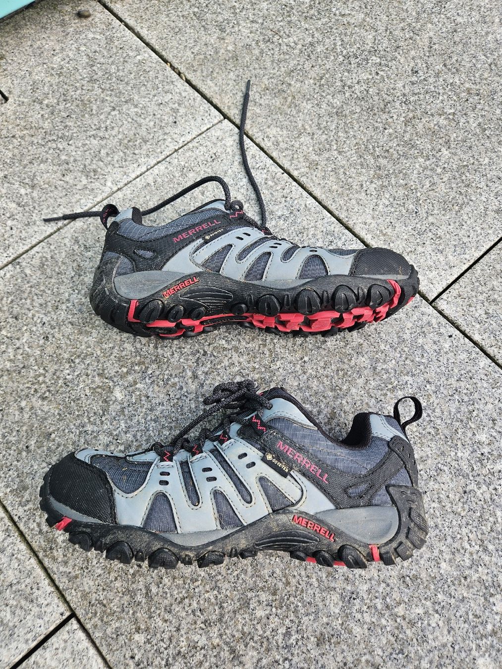 Merrell Scarpe da donna: Merrell Wanderschuhe Gore-Tex Grau Rot Damen Grösse 41 – Usato da Gibswil venduto da ninarella 2