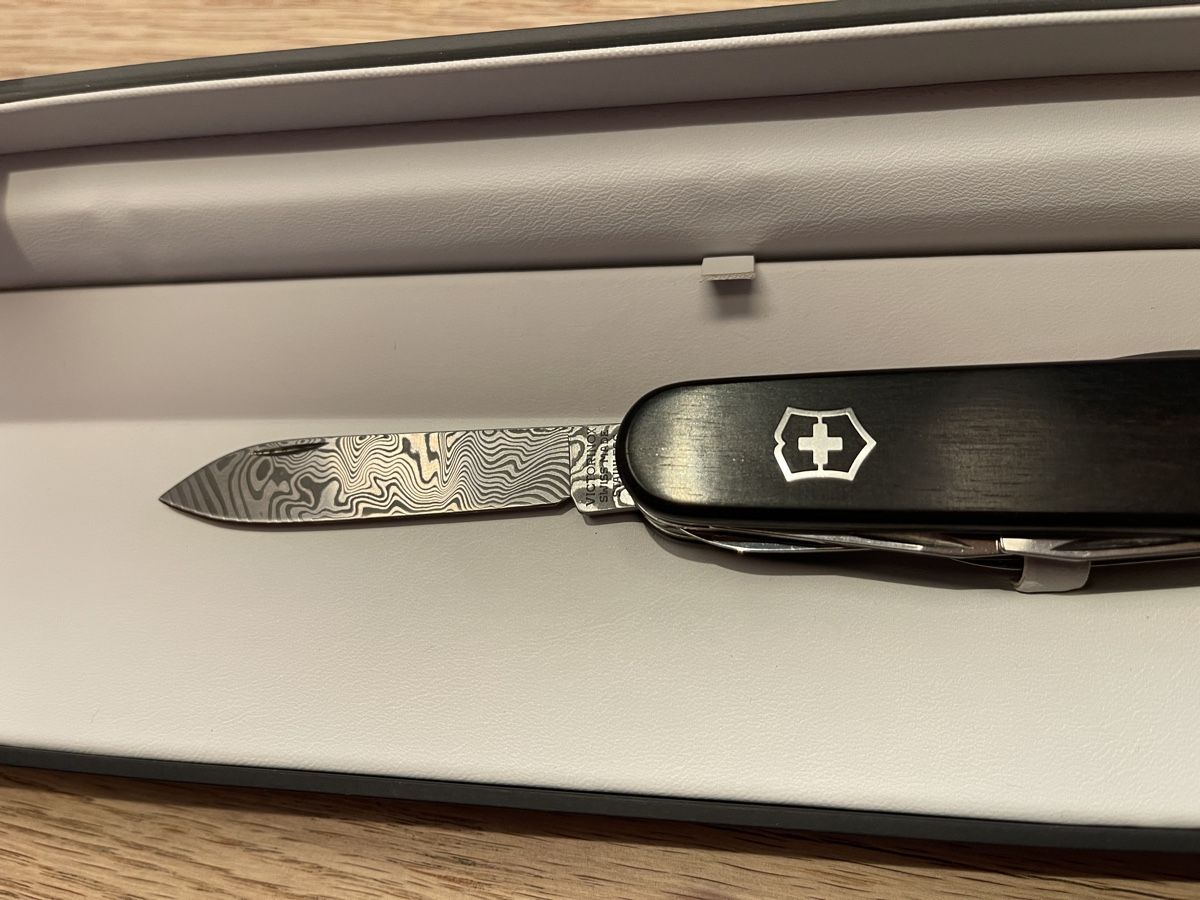 Victorinox Coltelli tascabile: Victorinox Damast Limited Edition 2011 – Nuovo e nell'imballaggio originale da Malix venduto da second_sale 1